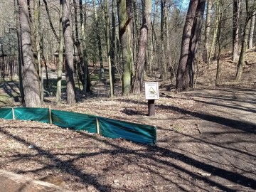 bariera herpetologiczna po wschodniej stronie ul. wycieczkowej i znak ostrzegawczy , 
